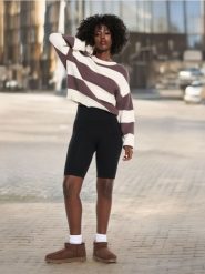 Sweter - fioletowy. Fioletowe swetry nierozpinane damskie Sinsay, l, bez wzorów, z materiału, bez kołnierzyka, bez ramiączek. Za 59.99 zł.