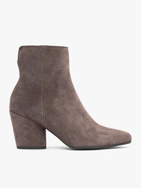 Brązowe welurowe botki na słupku. Brązowe botki damskie Brawo sp. z o.o., bez wzorów, ze skóry, eleganckie, bez obcasa, na obcasie, bez zapięcia. Za 479.99 zł.