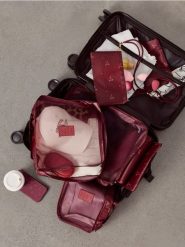 Zestaw organizerów do walizki z motywem kokardek 6 pack - bordowy. Czerwone walizki męskie Sinsay, bez wzorów. Za 29.99 zł.