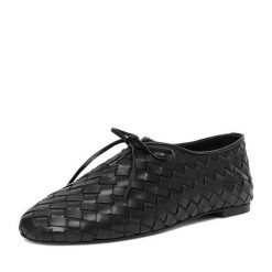 Półbuty GINO ROSSI. Czarne półbuty damskie Gino Rossi, bez wzorów, bez obcasa, na płaskiej podeszwie, bez zapięcia. Za 379.99 zł.