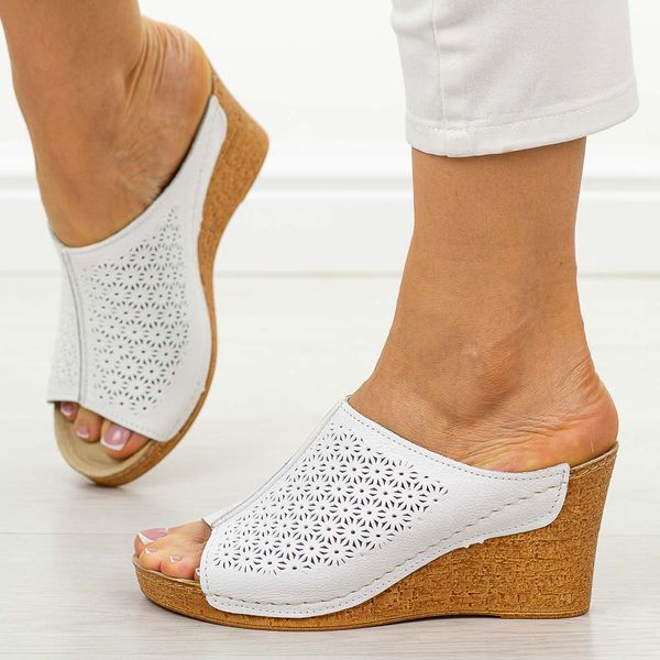 Białe skórzane Polskie klapki damskie na koturnie Gregors 1131. Białe klapki damskie GREGORS, na lato, w ażurowe wzory, ze skóry, eleganckie, bez obcasa, na koturnie, bez zapięcia. Za 329.00 zł.