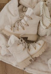 Beżowe Botki Traperki z Ozdobnym Sznurowaniem i Kożuszkiem Godhilde. Brązowe botki damskie Born2be, z dzianiny, bez zapięcia. Za 159.99 zł.