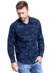 MĘSKA KOSZULA LEE WORKER SHIRT RELAXED FIT WASHED BLUE L68HDSLR 112117125. Niebieskie koszule męskie Lee, l, bez wzorów, bez kołnierzyka, bez ramiączek. Za 129.99 zł.