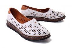 ARTIKER RELAKS 52C0451 white, półbuty damskie. Białe półbuty damskie Artiker Relaks, na lato, w ażurowe wzory, z gumy, bez obcasa, bez zapięcia. Za 239.90 zł.