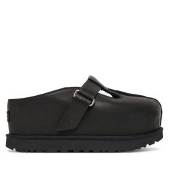 Klapki Ugg. Czarne klapki damskie UGG, bez wzorów, bez obcasa, bez zapięcia. Za 749.99 zł.