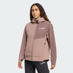 Kurtka Terrex Multi Softshell. Brązowe kurtki sportowe damskie Adidas, bez wzorów, z materiału, bez ramiączek, bez kaptura, trekkingowe. Za 529.00 zł.