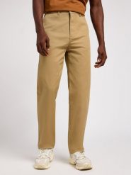 LEE MĘSKIE SPODNIE MATERIAŁOWE LEE RELAXED CHINO CLAY 112342933. Eleganckie spodnie męskie Lee, bez wzorów, z materiału. Za 209.99 zł.