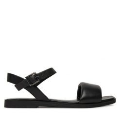 Sandały Lasocki. Czarne sandały damskie Lasocki, bez wzorów, bez obcasa, na płaskiej podeszwie, bez zapięcia. Za 139.99 zł.