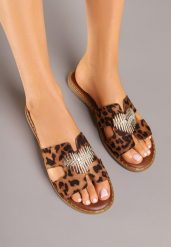 Panterkowe Klapki na Płaskiej Podeszwie z Metalicznym Zdobieniem Imitującym Serce Redalana. Klapki damskie Renee, z aplikacjami, eleganckie, bez obcasa, na płaskiej podeszwie, bez zapięcia. Za 79.99 zł.