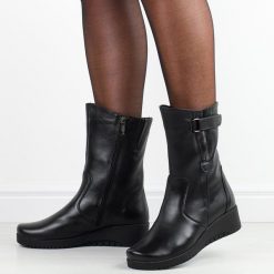 Czarne wyższe skórzane Polskie botki damskie zimowe na koturnie Gregors 894. Czarne botki damskie GREGORS, na jesień, bez wzorów, ze skóry, eleganckie, z okrągłym noskiem, bez obcasa, na koturnie, bez zapięcia. W wyprzedaży za 423.20 zł.