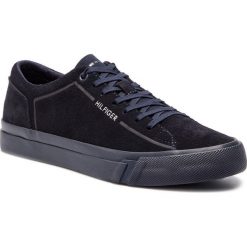 Tenisówki TOMMY HILFIGER - Corporate Suede Sneaker FM0FM02090 Midnight 403. Niebieskie trampki męskie Tommy Hilfiger, bez wzorów, z gumy, eleganckie, bez zapięcia. W wyprzedaży za 249.00 zł.
