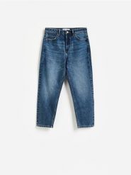 Jeansy mom fit z krótszą nogawką - granatowy. Niebieskie jeansy damskie Reserved, bez wzorów, z bawełny, krótkie. Za 129.99 zł.