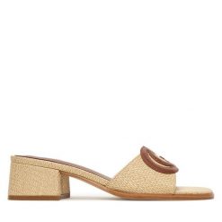 Klapki Guess. Brązowe klapki damskie Guess, z aplikacjami, bez obcasa, bez zapięcia. Za 449.99 zł.