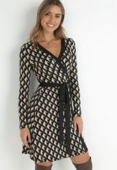 Beżowo-Czarna Sukienka Kopertowa w Geometryczny Wzór Chlasee. Brązowe sukienki damskie Born2be, na co dzień, l, bez wzorów, casualowe, bez kołnierzyka, bez ramiączek, mini, kopertowe. Za 169.99 zł.