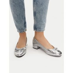 Czółenka Steve Madden. Szare czółenka damskie Steve Madden, bez wzorów, bez obcasa, bez zapięcia. Za 241.99 zł.