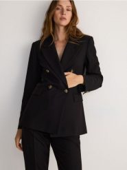Dwurzędowa marynarka z dodatkiem wiskozy - czarny. Czarne marynarki i żakiety damskie Reserved, bez wzorów, z tkaniny, bez kołnierzyka, bez ramiączek. W wyprzedaży za 159.99 zł.