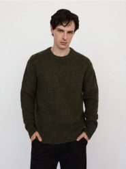 Sweter z dodatkiem wełny - ciemnozielony. Zielone swetry męskie Reserved, l, bez wzorów, z dzianiny, bez kołnierzyka, bez ramiączek. W wyprzedaży za 65.99 zł.