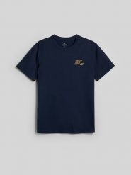 4F T-shirt regular z nadrukiem męski - granatowy M. Niebieskie t-shirty męskie 4F, m, bez wzorów, z bawełny, bez kołnierzyka, bez ramiączek. Za 69.99 zł.