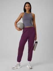 4F Spodnie dresowe joggery z modalem damskie - fioletowe L. Fioletowe spodnie materiałowe damskie 4F, bez wzorów, z dresówki, sportowe. Za 159.99 zł.