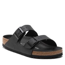 Klapki Birkenstock. Czarne klapki damskie Birkenstock, bez wzorów, bez zapięcia. Za 339.99 zł.