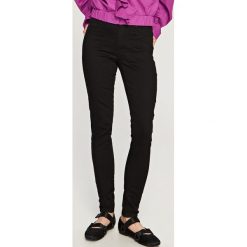 Jeansy SLIM FIT - Czarny. Jeansy damskie marki Reserved. Za 59.99 zł.