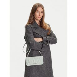 Torebka Calvin Klein Jeans. Szare torebki do ręki damskie Calvin Klein Jeans, bez wzorów, z jeansu, bez dodatków. Za 187.99 zł.