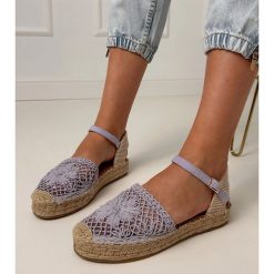 Fioletowe sandały espadryle ażurowe. Fioletowe sandały damskie w ażurowe wzory, ze skóry, z okrągłym noskiem, bez obcasa, bez zapięcia. Za 81.09 zł.