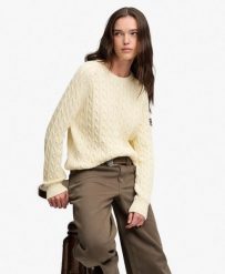 Superdry Sweter Slouchy Cable Knit z bawełny organicznej – luźny krój. Białe swetry nierozpinane damskie Superdry, uniwersalny, bez wzorów, z bawełny, eleganckie, bez kołnierzyka, bez ramiączek. Za 303.90 zł.