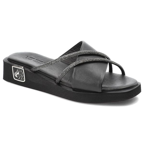 Czarne Klapki Venezia Modne Buty Damskie. Czarne klapki damskie Venezia, bez wzorów, ze skóry, eleganckie, bez obcasa, bez zapięcia. Za 219.00 zł.