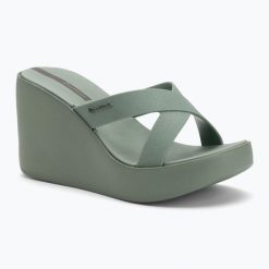 Klapki damskie Ipanema High Fashion II Slide. Zielone klapki damskie Ipanema, bez wzorów, z materiału, eleganckie, bez obcasa, bez zapięcia. Za 139.99 zł.