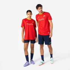 Koszulka piłkarska dla kibiców Hiszpania 2026. Brązowe bluzki damskie KIPSTA, xl, bez wzorów, z materiału, sportowe, bez kołnierzyka, bez ramiączek. Za 44.99 zł.