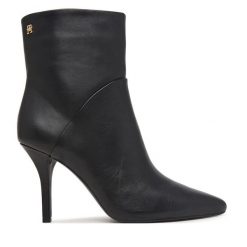 Botki Tommy Hilfiger. Czarne botki damskie Tommy Hilfiger, bez wzorów, bez obcasa, na szpilce, bez zapięcia. Za 749.99 zł.
