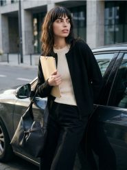 Sweter z długim rękawem zapinany na zamek - czarny. Czarne swetry nierozpinane damskie Sinsay, l, bez wzorów, bez kołnierzyka, bez ramiączek. Za 49.99 zł.