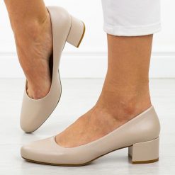 Cieliste czółenka damskie na obcasie Sergio Leone Pb291. Białe czółenka damskie Sergio Leone, na lato, bez wzorów, ze skóry, biznesowe, z okrągłym noskiem, bez obcasa, na obcasie, bez zapięcia. Za 169.00 zł.