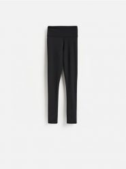 Gładkie legginsy - czarny. Czarne legginsy damskie Reserved, bez wzorów, z dzianiny. Za 89.99 zł.