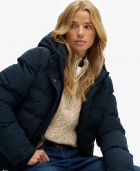 Superdry Kurtka Everest Bomber z recyklingowanego poliestru – Slim fit. Niebieskie kurtki męskie Superdry, bez wzorów, z materiału. Za 406.00 zł.
