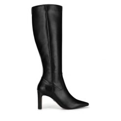 Kozaki Nine West. Czarne kozaki damskie Nine West, bez wzorów, bez obcasa, na słupku, bez zapięcia. Za 299.99 zł.