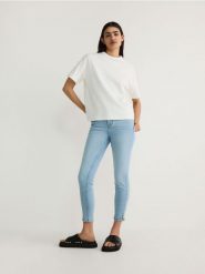 Jeansy slim fit - niebieski. Niebieskie jeansy damskie Reserved, bez wzorów, z bawełny. W wyprzedaży za 39.99 zł.