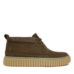 Trzewiki Clarks. Brązowe botki męskie Clarks, bez wzorów, bez obcasa, bez zapięcia. Za 569.99 zł.
