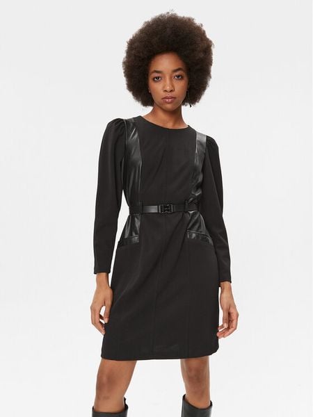 DKNY Sukienka codzienna DD3G1608 Czarny Regular Fit. Czarne sukienki damskie DKNY, na co dzień, bez wzorów, z syntetyku, bez kołnierzyka, bez ramiączek, proste. Za 579.99 zł.