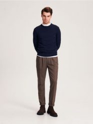 Sweter z wiskozą - granatowy. Niebieskie swetry męskie Reserved, l, bez wzorów, z dzianiny, klasyczne, bez kołnierzyka, bez ramiączek. W wyprzedaży za 59.99 zł.