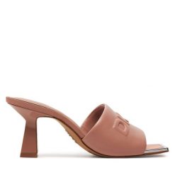 Klapki DKNY. Czerwone klapki damskie DKNY, bez wzorów, bez obcasa, bez zapięcia. Za 699.99 zł.