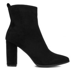 Botki DeeZee. Czarne botki damskie DeeZee, bez wzorów, bez obcasa, na słupku, bez zapięcia. Za 199.99 zł.