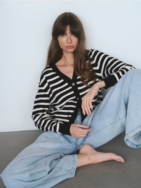 Kardigan z wiskozą - wielobarwny. Kardigany damskie Reserved, l, bez wzorów, z dzianiny, bez kołnierzyka. W wyprzedaży za 69.99 zł.