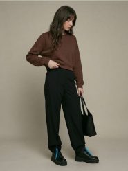 Bluza crewneck soft touch z dodatkiem wiskozy - brązowy. Brązowe bluzy damskie Sinsay, l, bez wzorów, z wiskozy, sportowe, bez ramiączek, bez kaptura. Za 45.99 zł.