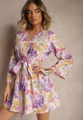 Fioletowy Kopertowy Kombinezon z Wiązanym Paskiem i Rozszerzanymi Rękawami Telurea. Fioletowe sukienki damskie Renee, na co dzień, bez wzorów, eleganckie, bez kołnierzyka, bez ramiączek, kopertowe. Za 89.99 zł.