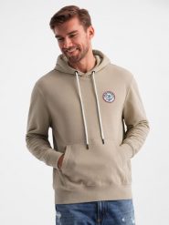 Bluza męska dresowa kangurka z kapturem i naszywką w stylu college – piaskowa V3 OM-SSNZ-0144 - XXL. Bluzy sportowe męskie Ombre Clothing, l, z aplikacjami, z bawełny, z kapturem. W wyprzedaży za 99.99 zł.