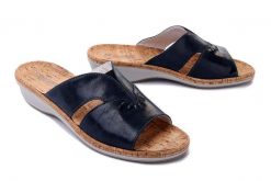 SUAVE 700354-05 ultramarine, klapki damskie. Niebieskie klapki damskie Suave, na lato, bez wzorów, bez obcasa, na koturnie, bez zapięcia. Za 294.90 zł.