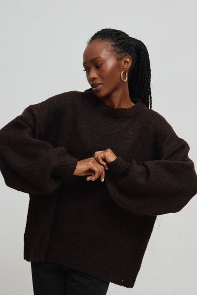 Sweter oversize z bufiastym rękawem INTENSE BROWN - RIVERO. Brązowe swetry nierozpinane damskie Marsala, na lato, bez wzorów, z wełny, klasyczne, bez kołnierzyka, bez ramiączek. Za 249.90 zł.