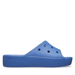 Klapki Crocs. Niebieskie klapki damskie Crocs, bez wzorów, bez obcasa, bez zapięcia. Za 149.99 zł.
